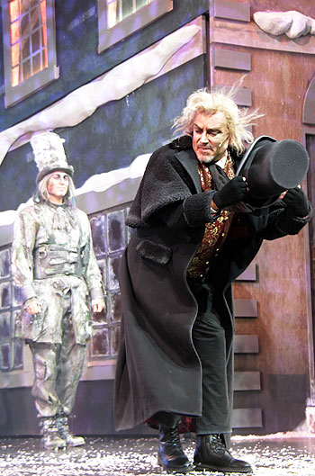 Uwe Kröger (li.) bei der Premiere des Musical "Eine Weihnachtsgeschichte" am 27.11.2024 im Deutschen Theater die Gäste (©Foto: Ingrid Grossmann) 